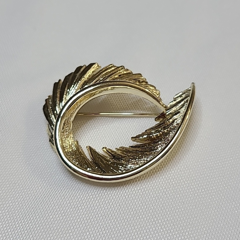 Vintage Lisner Brooch
